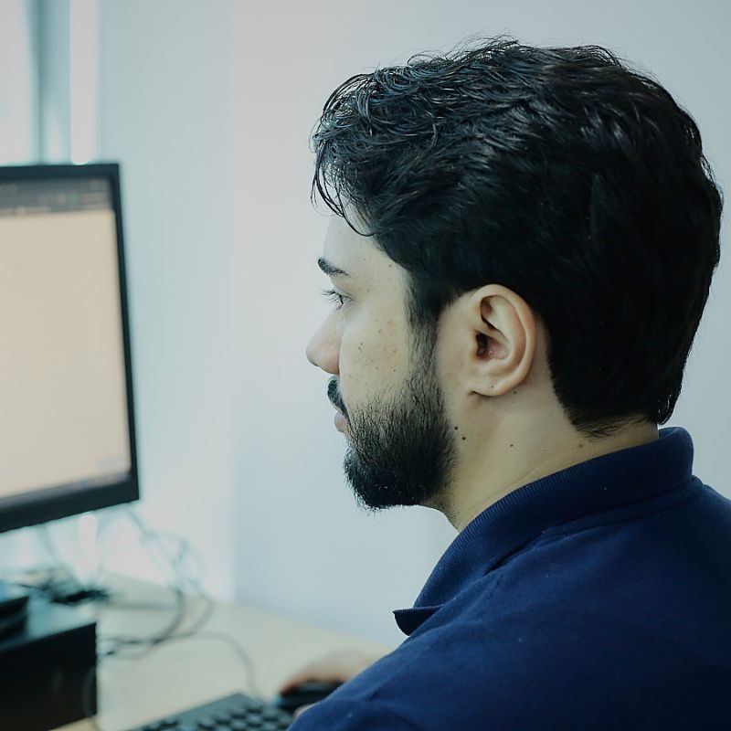 colaborador carlos costa sentado computador