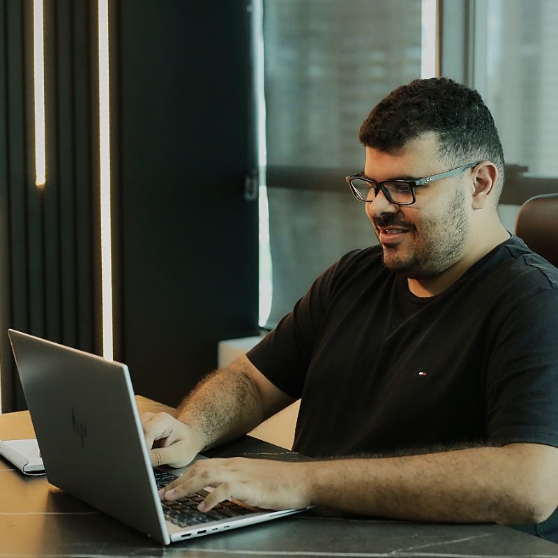 colaborador hugo veiga sentado computador