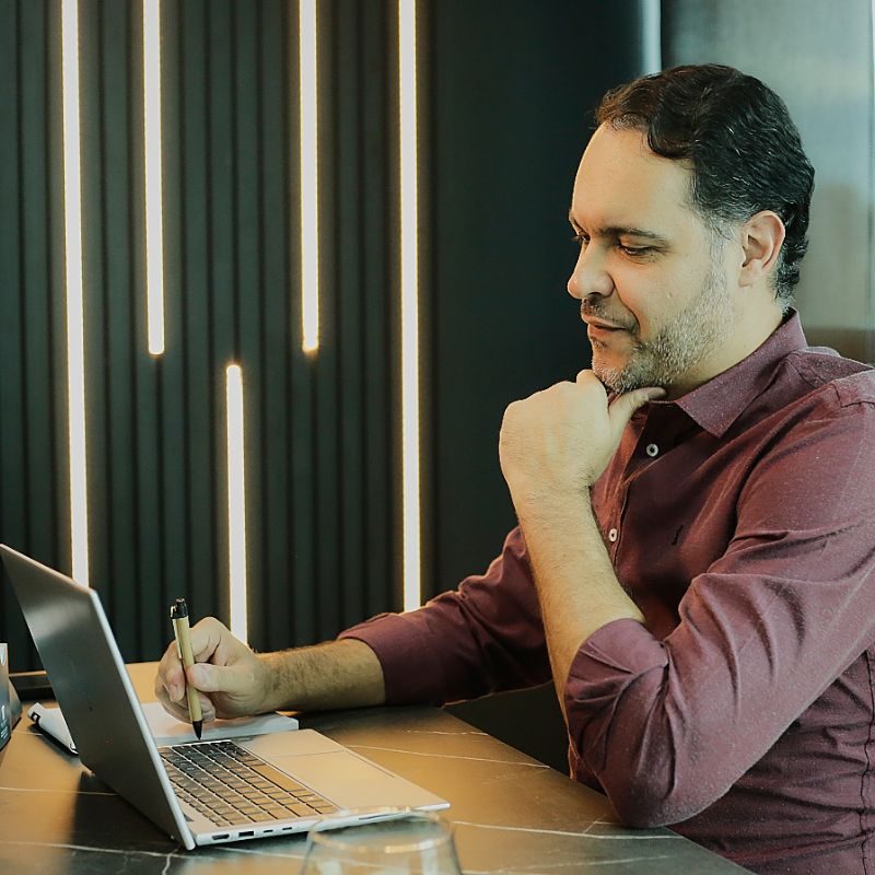 colaborador socio reiter peixoto sentado computador