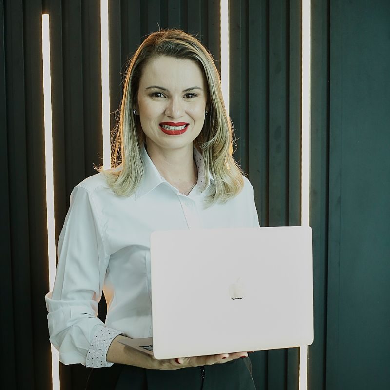 colaboradora socia dannielle porto pe computador